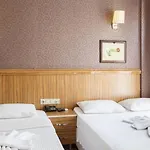 Ista Palace מלון 3*